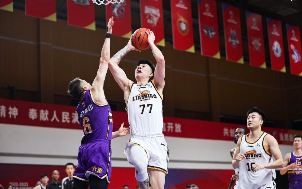濮通杨小伟天台聊天朴赞郁作为韩国知名导演，代表作包括《老男孩》、《小姐》、《蝙蝠》等